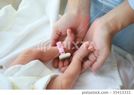 Newborn's foot Newborn's foot 35413331