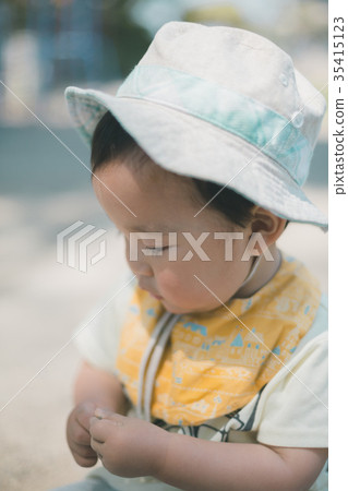 younger, outside, infant 35415123