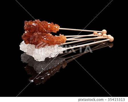 Set lying sticks of brown and white sugar 35415313