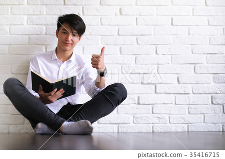 Asian young man student with books 35416715