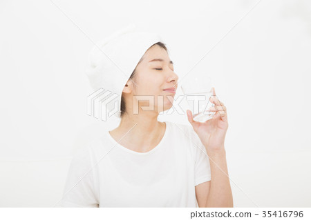 一個女人喝一杯水 一個女人喝一杯水 35416796