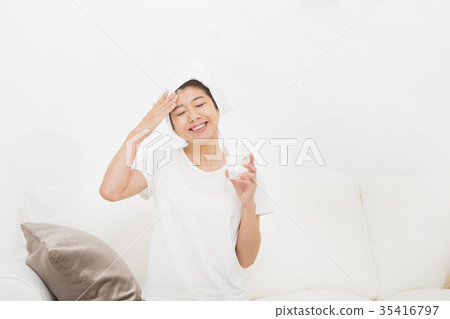 一個女人喝一杯水 35416797