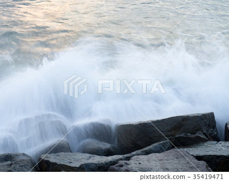 海浪敲擊岩石 海浪敲擊岩石 35419471