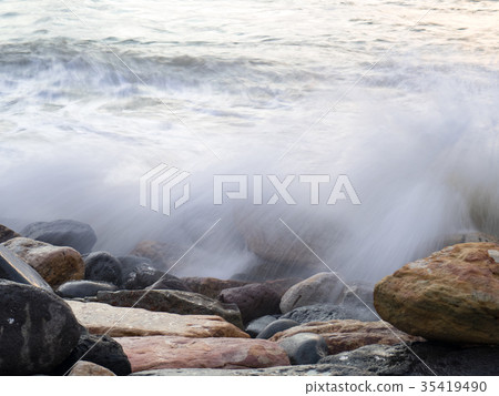 海浪敲擊岩石 35419490