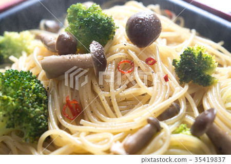 Shrimps and broccoli pasta 35419837