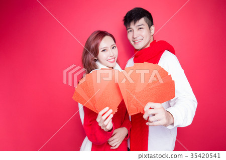 couple holding red envelope couple holding red envelope 35420541