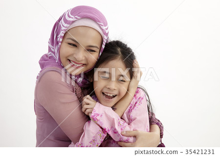 loving mother and daughter 35421231