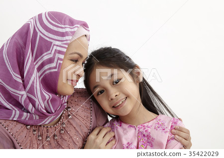 loving mother and daughter 35422029