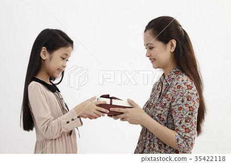 mother and daughter 35422118