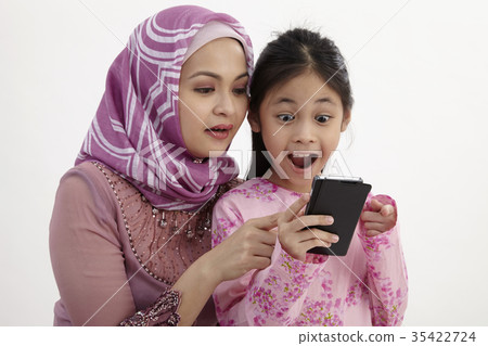 mother and daughter 35422724