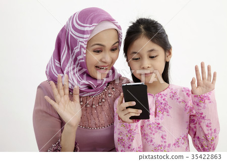 mother and daughter 35422863