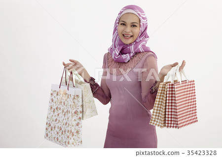 malay woman shopping 35423328