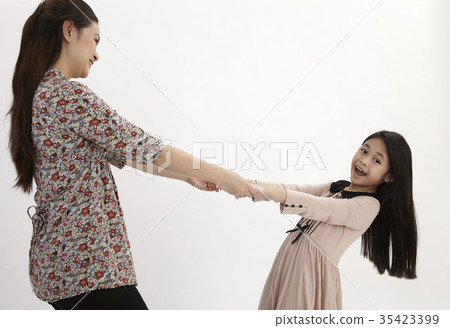 mother and daughter mother and daughter 35423399