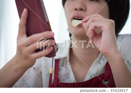 吃甜點的主婦，當看智能手機少婦時 35428917