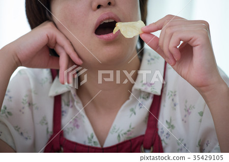 吃快餐快餐的主婦 35429105