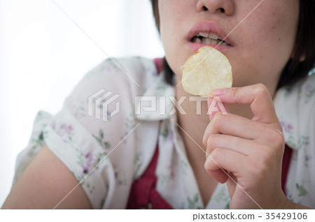 吃甜點的主婦 35429106