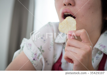 吃土豆片的主婦 35429107