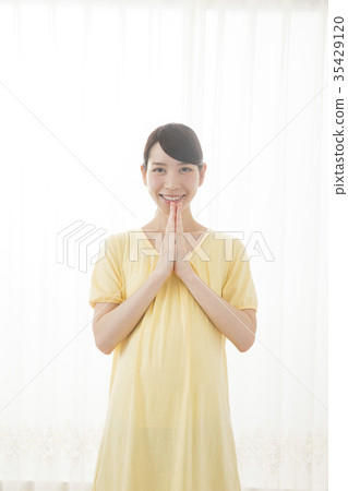 Maternity yoga image Maternity yoga image 35429120