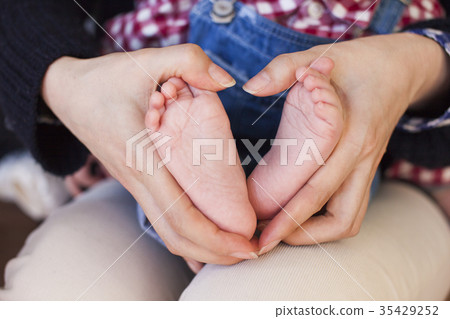 Hands and feet Mom's hands Children's feet 35429252