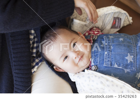 叫醒微笑的嬰兒的女嬰 叫醒微笑的嬰兒的女嬰 35429263