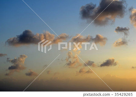 在黃昏的雲彩 在黃昏的雲彩 35429265