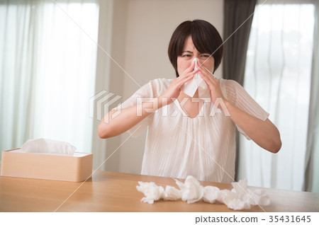 吹鼻子花粉症鼻炎過敏的女人 吹鼻子花粉症鼻炎過敏的女人 35431645