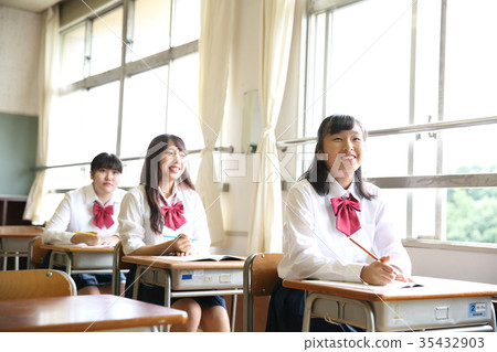 Female student Female student 35432903