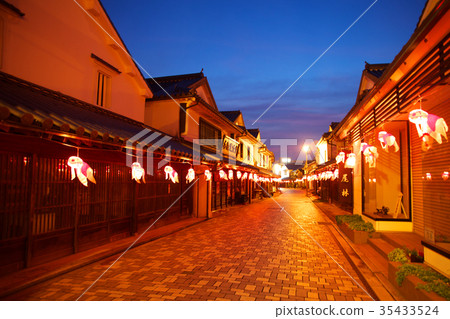 Yanai City Shirakabe和Goldfish Yanai City Shirakabe和Goldfish 35433524