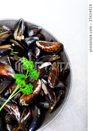 圖庫照片: boiled mussels with seaweed, sea plants on white