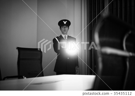 在夜間巡邏的保安 35435112