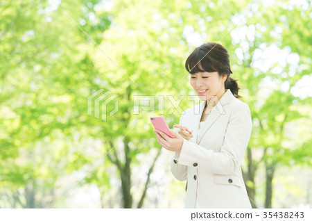 經營智能手機的女性(商業) 經營智能手機的女性(商業) 35438243