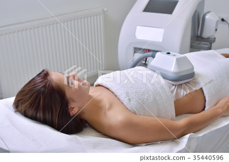 Young woman getting cryolipolyse treatment 35440596