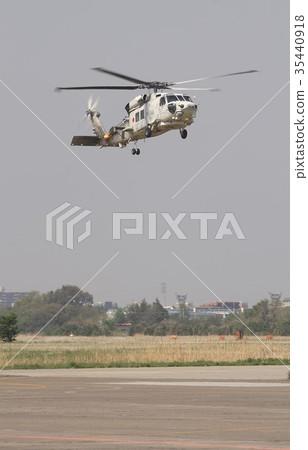 海上自衛隊SH-60K海鷹巡邏直升機在厚木基地航空展上展示懸停飛行 海上自衛隊SH-60K海鷹巡邏直升機在厚木基地航空展上展示懸停飛行 35440918
