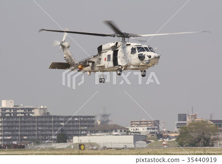 海上自衛隊SH-60K海鷹巡邏直升機在厚木基地航空展上展示懸停飛行 35440919