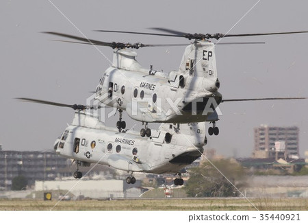 美國海軍陸戰隊海上CH-46E海上夜間運輸直升機在厚木基地航展重現東日本大地震的救援活動 美國海軍陸戰隊海上CH-46E海上夜間運輸直升機在厚木基地航展重現東日本大地震的救援活動 35440921