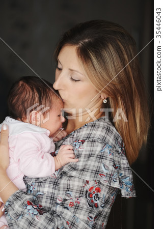 young mother with cute newborn baby 35446043