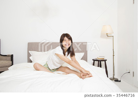 婦女在床上伸展 婦女在床上伸展 35446716