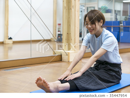做瑜伽圖像舒展的少婦 做瑜伽圖像舒展的少婦 35447954