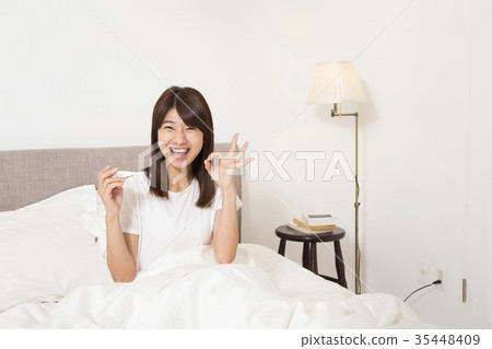 一個女人用溫度計 一個女人用溫度計 35448409