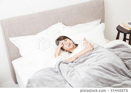 睡在床上的女人 35448878