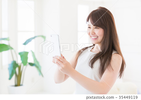 觀看智能手機的婦女 觀看智能手機的婦女 35449119