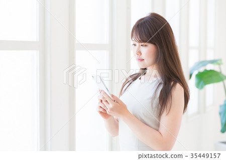 觀看智能手機的婦女 觀看智能手機的婦女 35449157