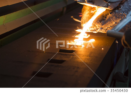 Iron molten metal pouring in sand mold ; 35450430