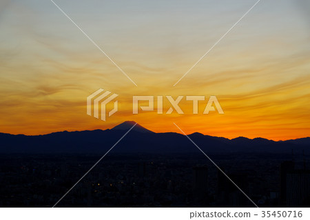 紅色被染的紅色在日落和金黃起波紋的天空東京六本木d中等遠攝的紅色 紅色被染的紅色在日落和金黃起波紋的天空東京六本木d中等遠攝的紅色 35450716