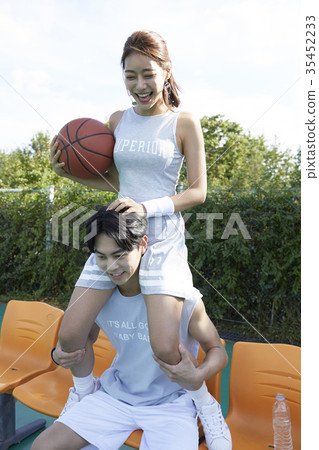 年輕男子,年輕女子,籃球,體育 年輕男子,年輕女子,籃球,體育 35452233