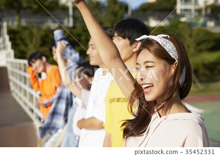 年輕的男人，年輕的女人，歡呼 35452331