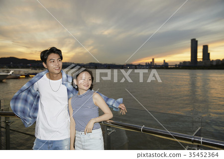 Young woman, young man, Han River, dating 35452364