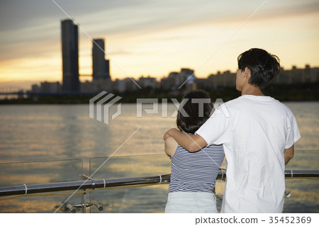 Young woman, young man, Han River, dating Young woman, young man, Han River, dating 35452369