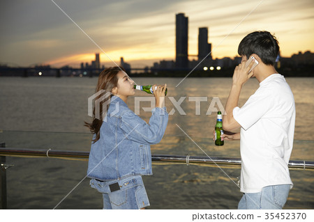 Young woman, young man, Han River, dating Young woman, young man, Han River, dating 35452370
