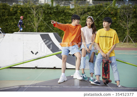 年輕的女人,年輕人,滑板 年輕的女人,年輕人,滑板 35452377